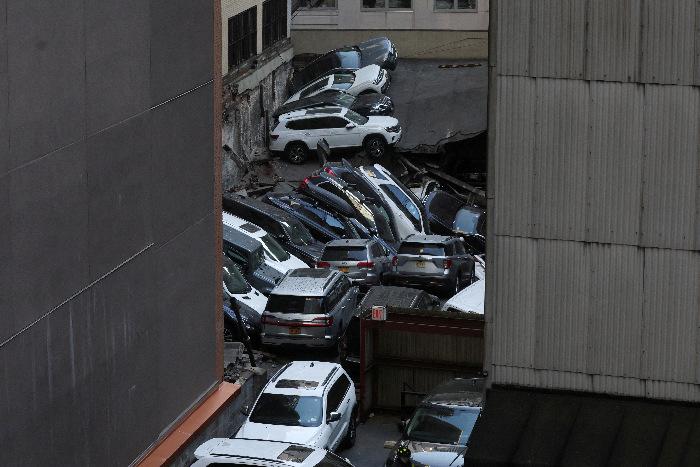 美国纽约一4层停车场发生坍塌事故