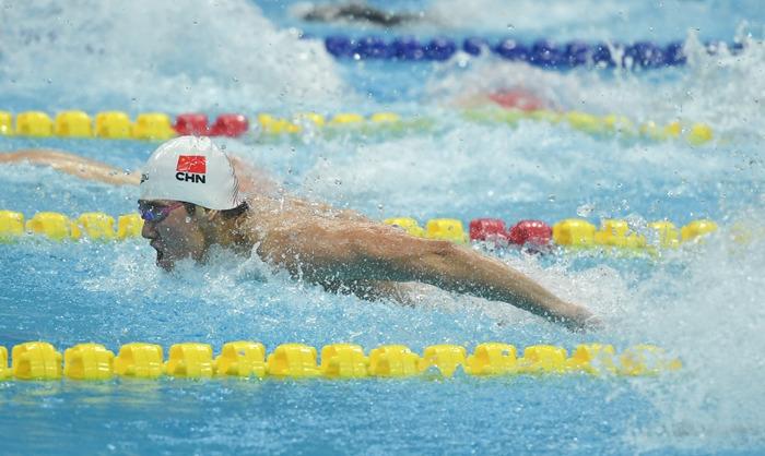 全国游泳冠军赛：男子100米蝶泳王长浩摘金