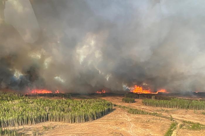 加拿大西部内陆野火肆虐