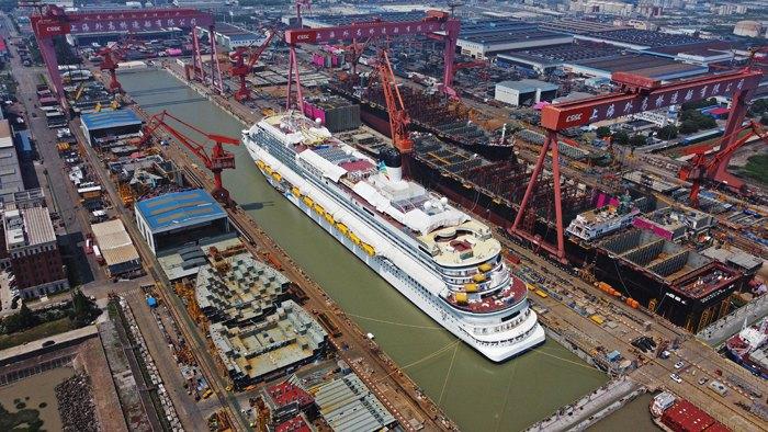 中国首艘国产大型邮轮成功起浮