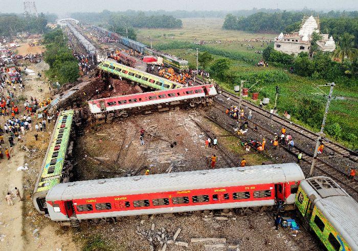 印度东部发生列车脱轨相撞事故