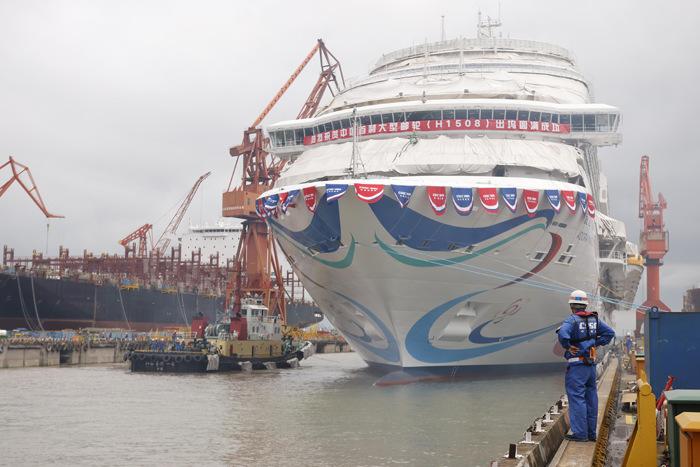 中国首艘国产大型邮轮出坞