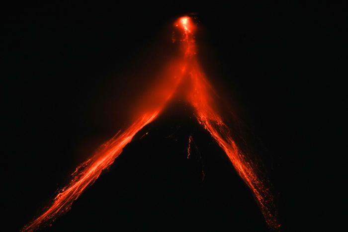 菲律宾最活跃火山喷涌岩浆