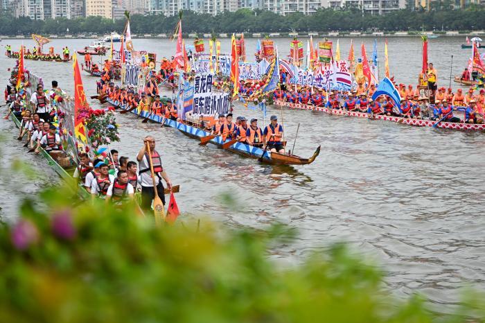 2023广州国际龙舟邀请赛挥桨开赛 