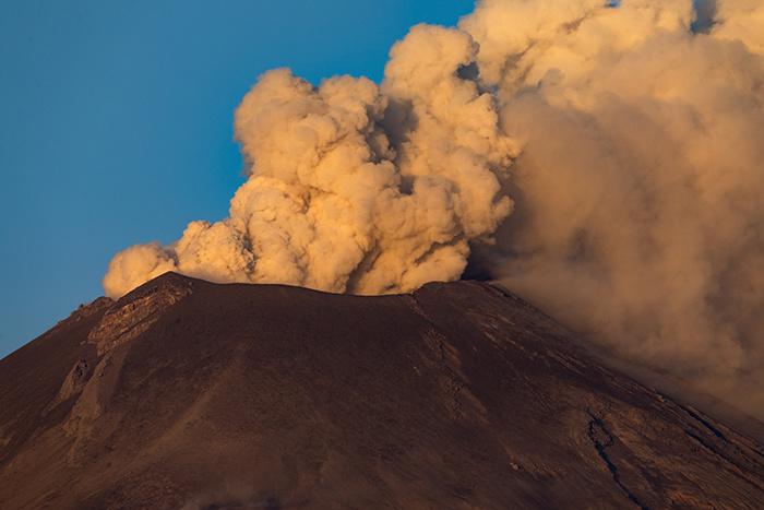 墨西哥波波卡特佩特火山持续喷发