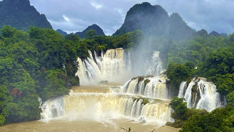 亚洲第一跨国瀑布再现“黄金瀑布”景观
