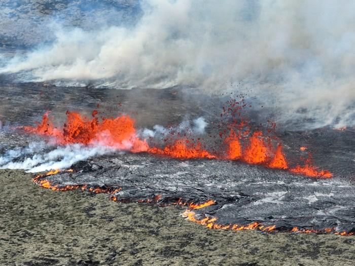冰岛首都附近一火山喷发 滚滚岩浆涌出