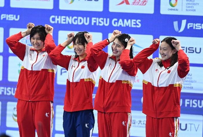 中国队游泳运动员在领奖台上可爱卖萌