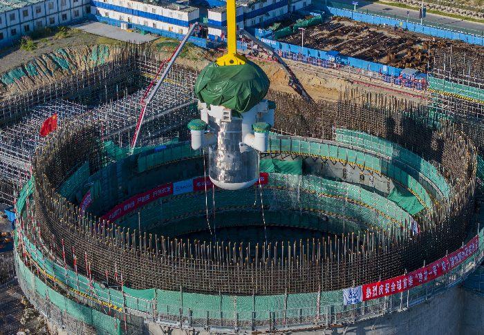 全球首台“玲龙一号”反应堆核心模块吊装成功