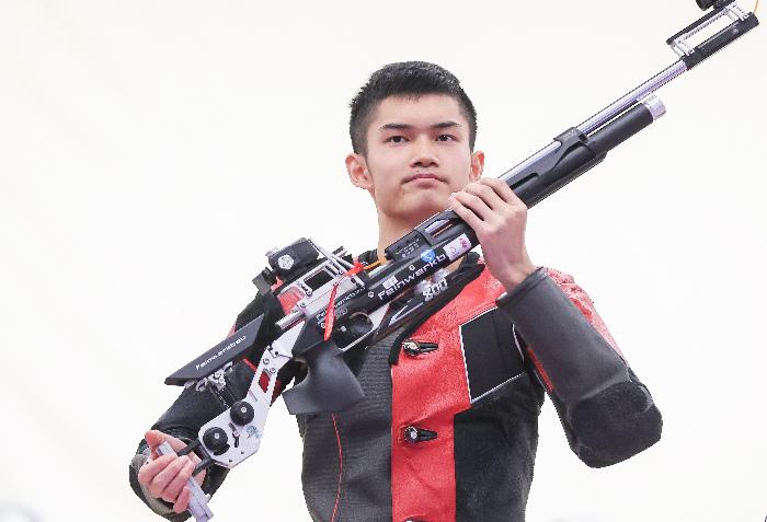 中国选手胜盛李豪夺得男子10米气步枪金牌