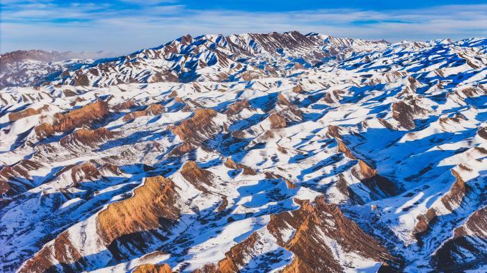 新疆呼图壁百里丹霞雪景如画