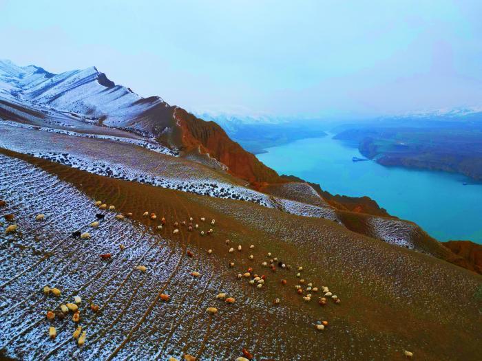 冬日里新疆昌吉努尔加大峡谷犹如水墨丹青