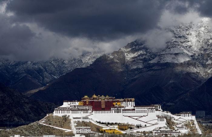 西藏拉萨迎今冬初雪