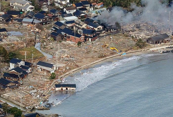 航拍日本地震核心灾区 有房屋卷入海中