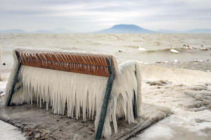 匈牙利巴拉顿湖岸长椅厚冰惊人 