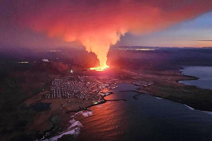 冰岛火山在城镇附近喷发