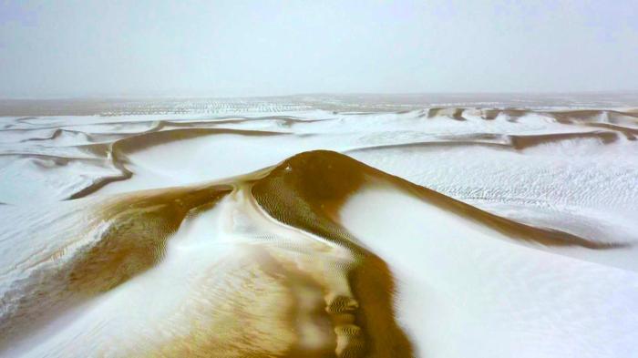 塔克拉玛干沙漠迎来新年首场降雪