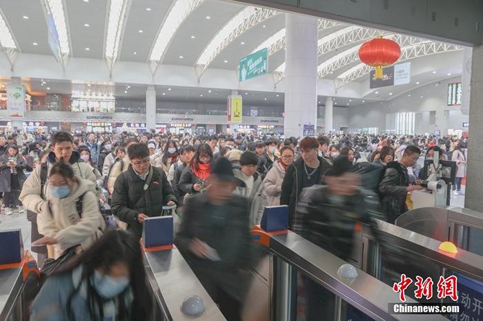 元宵节后首日 中国铁路春运返程客流明显增长