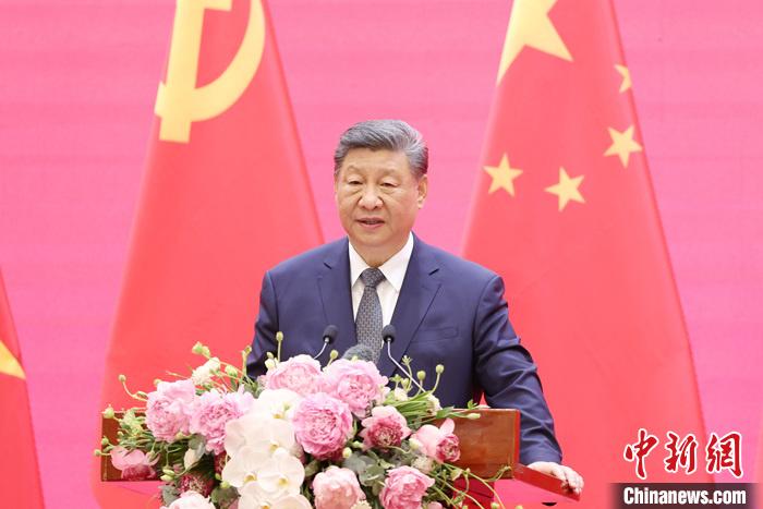 习近平同越共中央总书记苏林、越南国家主席梁强共同会见中越人民大联欢活动代表