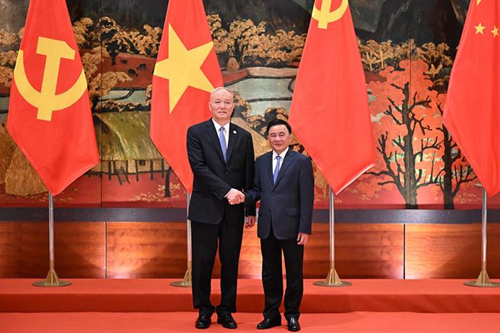 蔡奇同越共中央政治局委员、中央书记处常务书记陈锦绣举行会谈