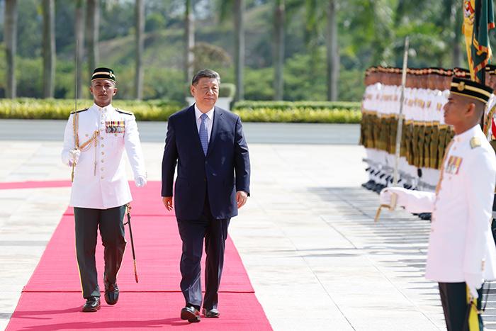 习近平出席马来西亚最高元首易卜拉欣举行的欢迎仪式
