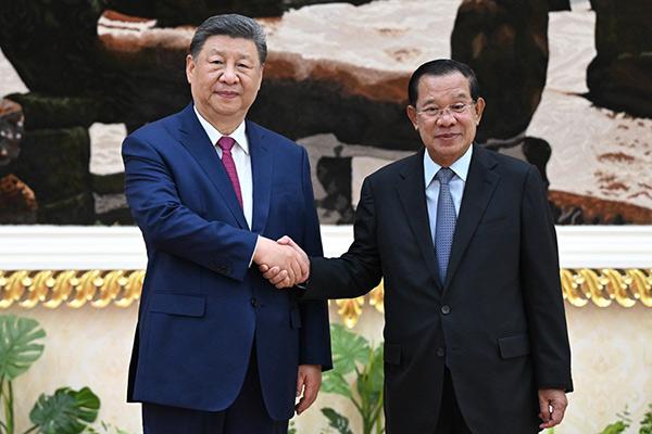 习近平会见柬埔寨人民党主席、参议院主席洪森