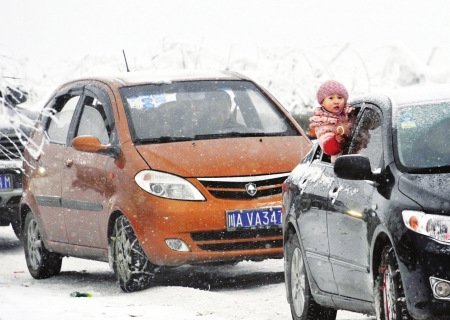 千车拥挤冰雪路泥巴山上连续三天排长龙