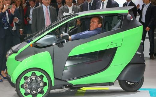 施瓦辛格试驾丰田i-Road概念车引围观