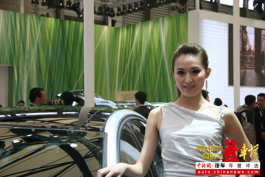 上海车展美女车模：雷诺车模——中新网汽车频道