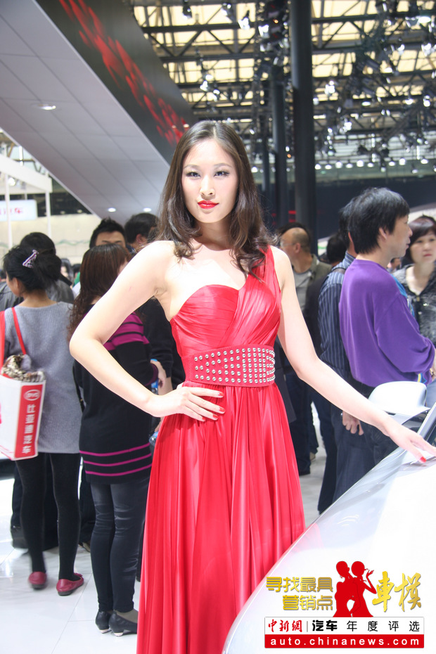 2011上海车展：奥迪展台美女车模——中新网汽车频道