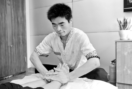 足浴技师的生活月薪两千元一双双脚洗出来