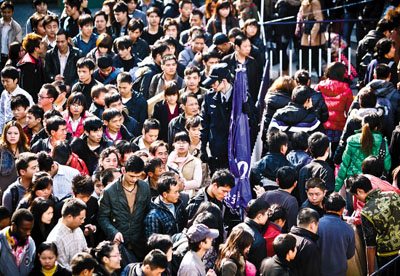 火车票售罄旅客转向公路买票挤爆广东汽车站