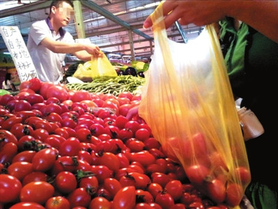 限塑令四年执行力渐弱近9成菜市场违规送塑料袋