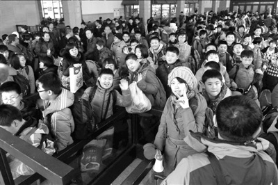 记者走访调查203人仅半数购得火车票