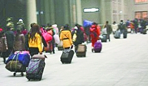 80、90后农民工很时髦会网上购票舍得坐高铁