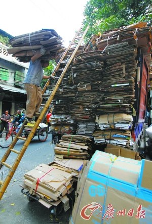 开年集中卖废品收购站生意爆棚日收纸皮30吨