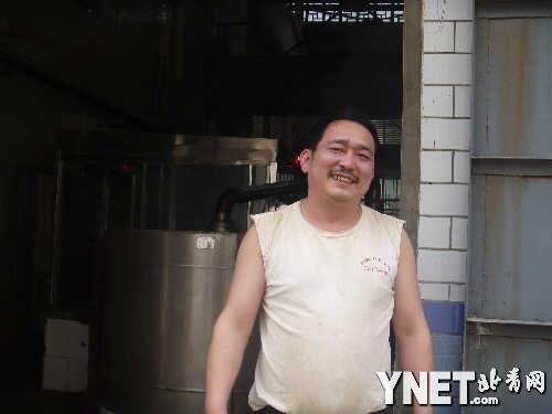 茅台镇里的AB面:成箱飞天茅台堆在库房(组图)(2)