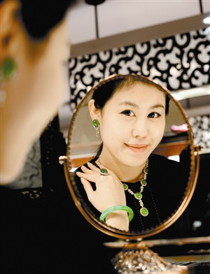 翡翠市场上下游冰火两重天玉石毛料贵过成品