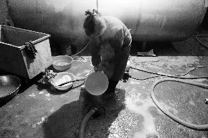奶农含泪每天倒千斤牛奶称家里不喝水光喝奶