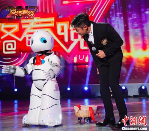 CCTV网络春晚“世界第二”智能机器人PK撒贝宁写对联