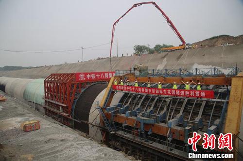 中国京张高铁东花园隧道贯通首创自动喷涂机器人技术