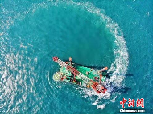 中国首艘1300吨自升自航式风电安装船交付使用