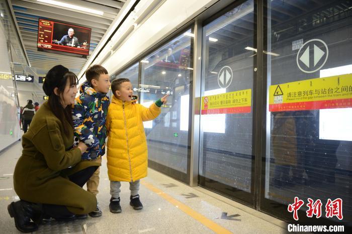 中国北疆内蒙古首条地铁开通