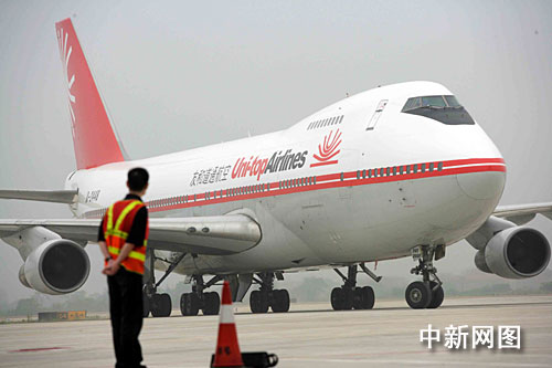 武汉机场迎来首架波音747全货机(图)