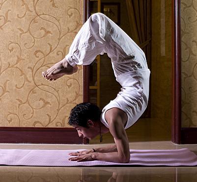 流行的男士10式健身瑜伽(5)