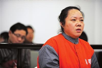 在法庭受审的被告人徐某(化名秦冉)看起来并不像80后. 记者王磊摄