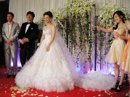 日前大婚,其婚礼奢华程度自不必细说,华谊一众明星出席祝贺,王菲