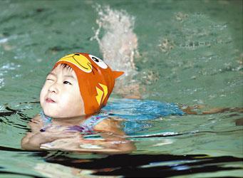 两岁女孩每天冬泳半小时(图)