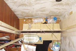 里宾用木板、矿泉水瓶等工具造出的简易“断头台”(俯视图)。