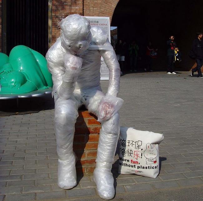 浑身惨白的人,举步艰难,倒在地上痛苦地挣扎;其他几个外表正常的人,也